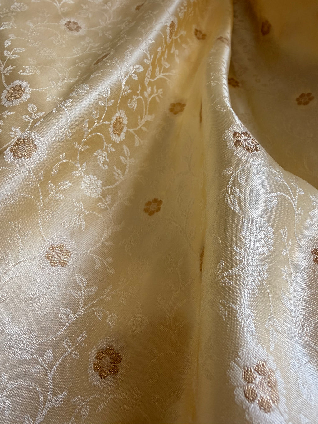 Ivory Handwoven Banarasi Tanchoi Silk Saree