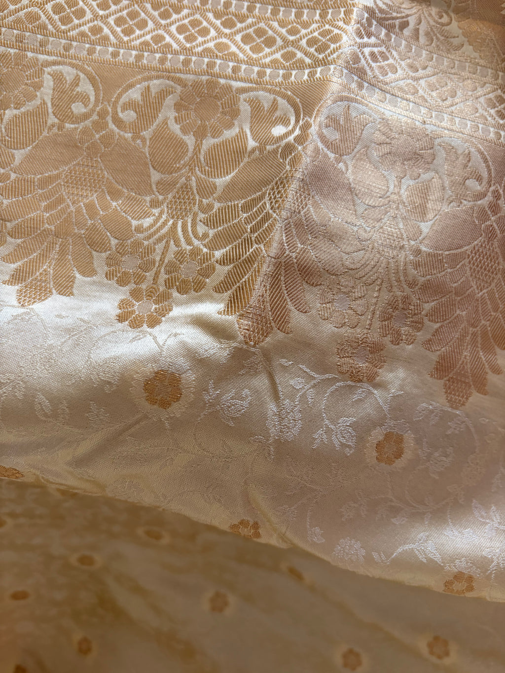 Ivory Handwoven Banarasi Tanchoi Silk Saree